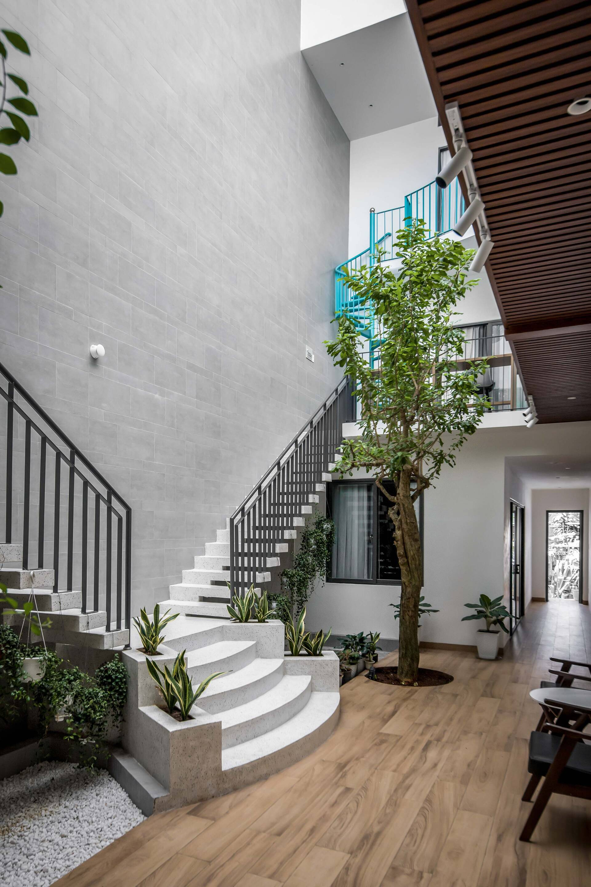 Cầu treo màu xanh độc đáo, kết nối hai không gian trong ngôi nhà ống ở Đồng Nai 5 Cầu treo màu xanh độc đáo, kết nối hai không gian trong ngôi nhà ống ở Đồng Nai 5