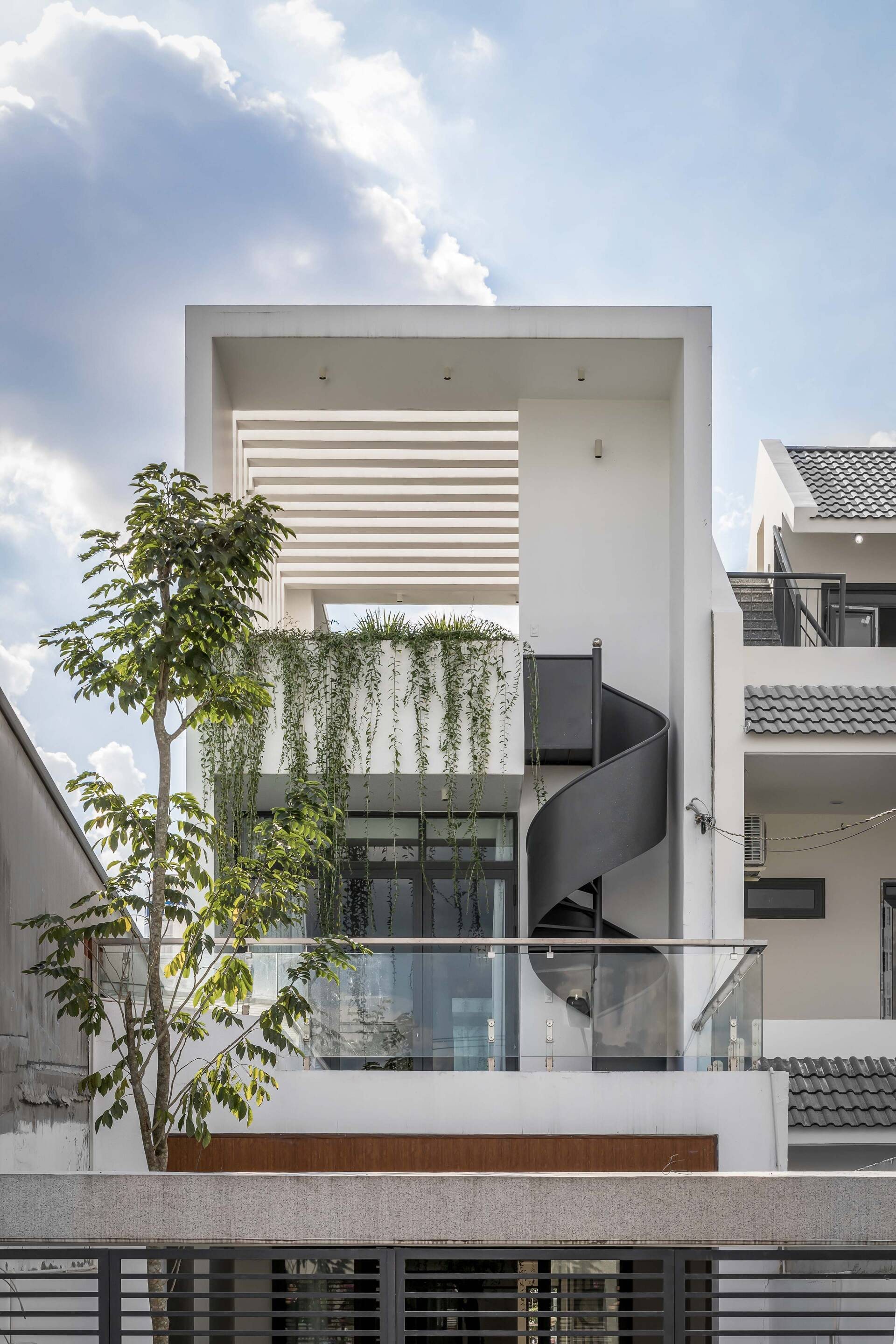 Cầu treo màu xanh độc đáo, kết nối hai không gian trong ngôi nhà ống ở Đồng Nai 2 Cầu treo màu xanh độc đáo, kết nối hai không gian trong ngôi nhà ống ở Đồng Nai 2