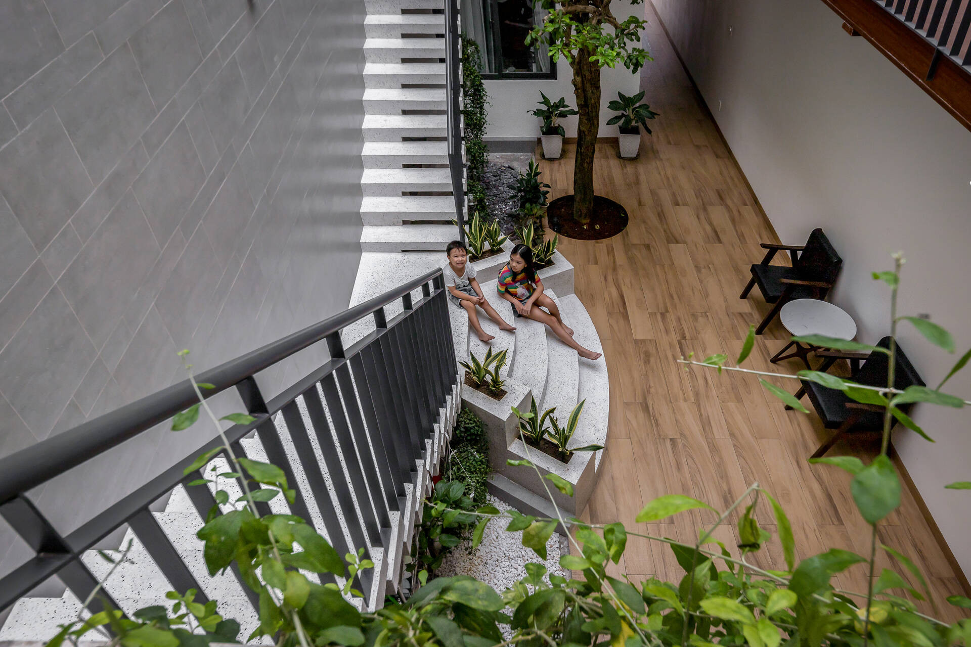 Cầu treo màu xanh độc đáo, kết nối hai không gian trong ngôi nhà ống ở Đồng Nai 6 Cầu treo màu xanh độc đáo, kết nối hai không gian trong ngôi nhà ống ở Đồng Nai 6