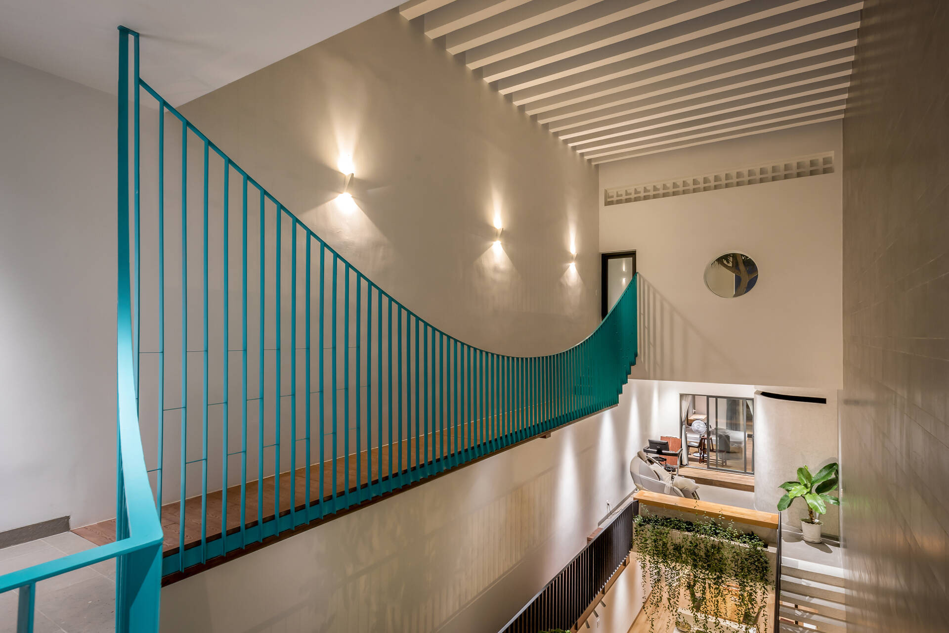 Cầu treo màu xanh độc đáo, kết nối hai không gian trong ngôi nhà ống ở Đồng Nai 8 Cầu treo màu xanh độc đáo, kết nối hai không gian trong ngôi nhà ống ở Đồng Nai 8