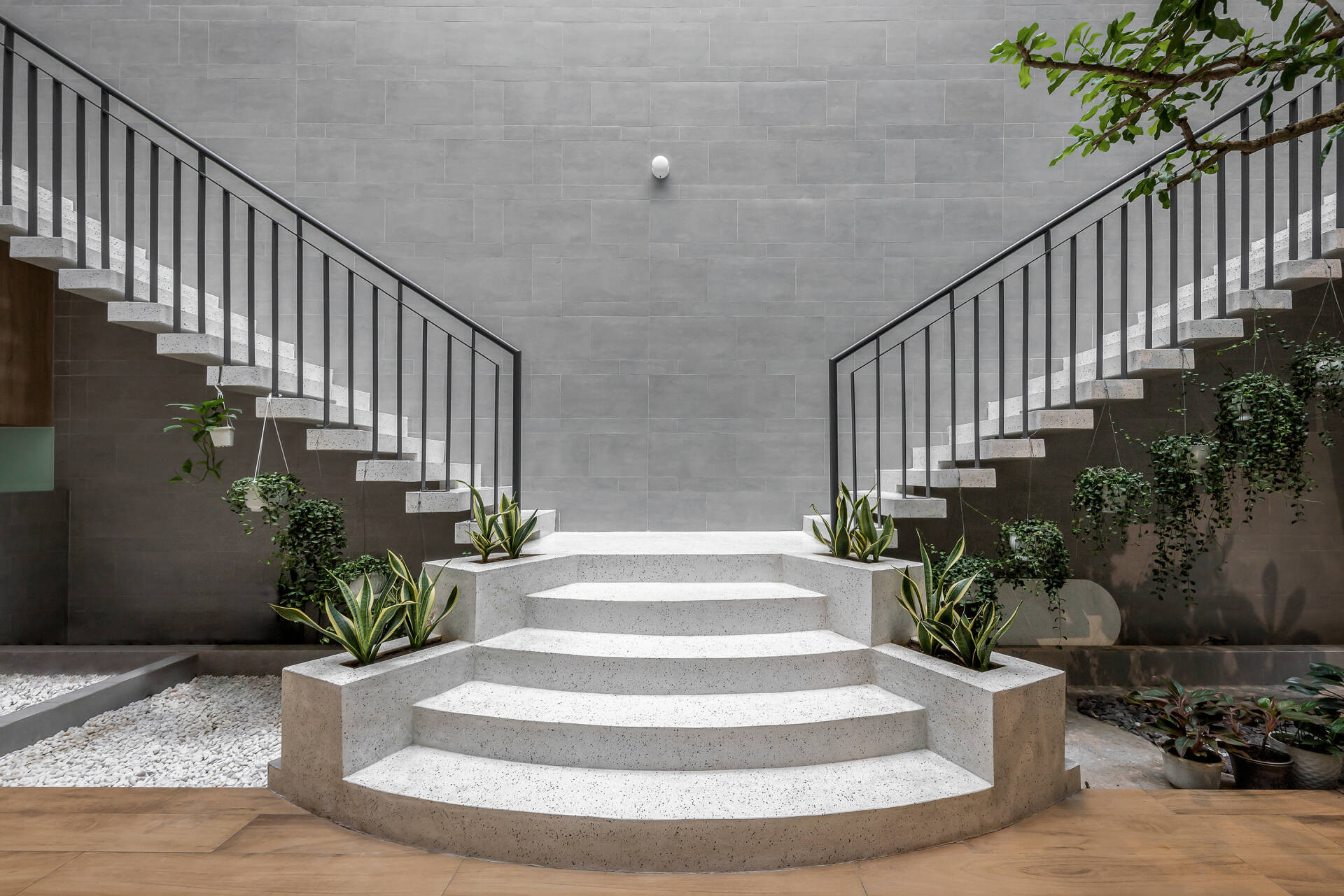 Cầu treo màu xanh độc đáo, kết nối hai không gian trong ngôi nhà ống ở Đồng Nai 7 Cầu treo màu xanh độc đáo, kết nối hai không gian trong ngôi nhà ống ở Đồng Nai 7