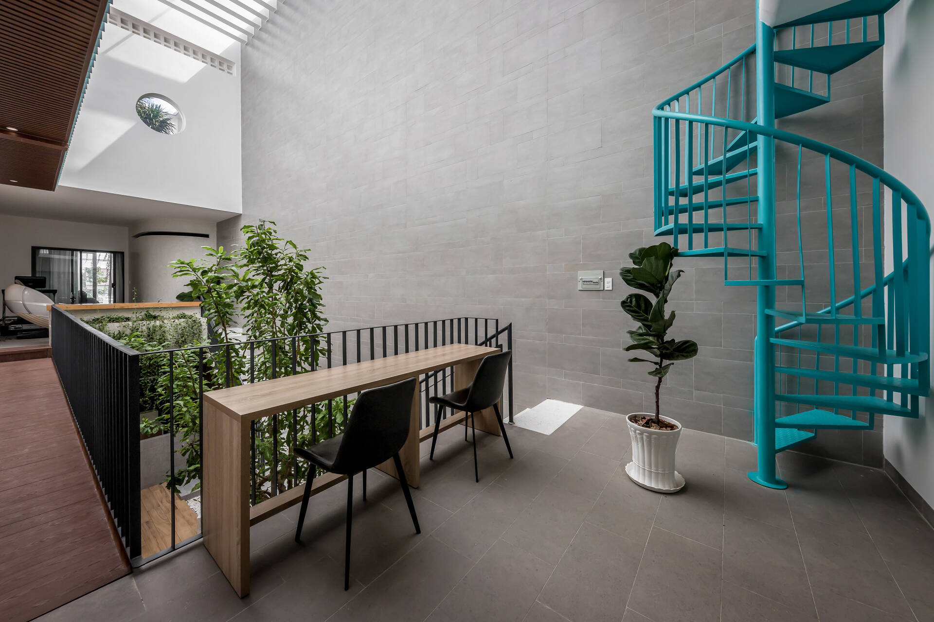 Cầu treo màu xanh độc đáo, kết nối hai không gian trong ngôi nhà ống ở Đồng Nai 11 Cầu treo màu xanh độc đáo, kết nối hai không gian trong ngôi nhà ống ở Đồng Nai 11