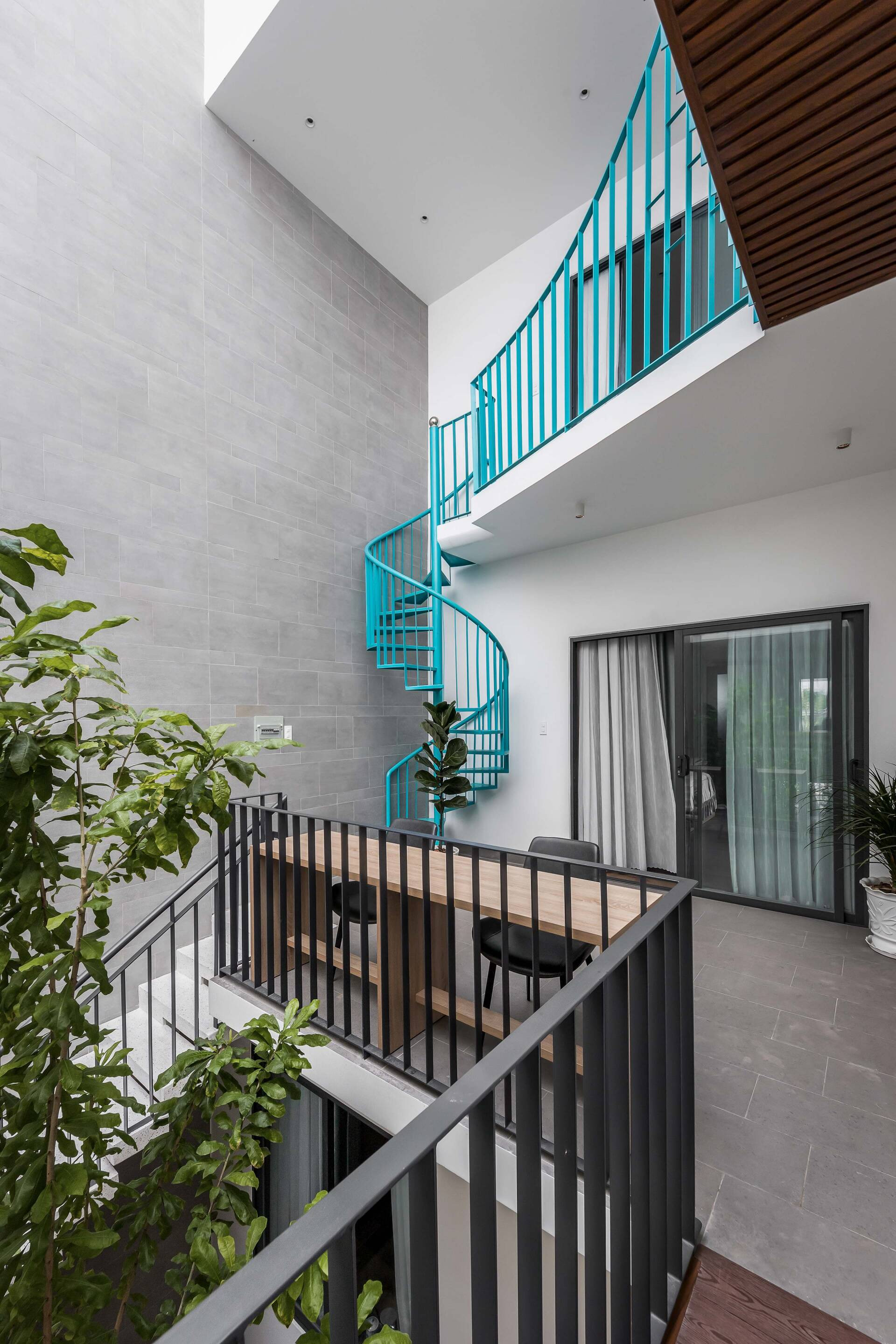 Cầu treo màu xanh độc đáo, kết nối hai không gian trong ngôi nhà ống ở Đồng Nai 14 Cầu treo màu xanh độc đáo, kết nối hai không gian trong ngôi nhà ống ở Đồng Nai 14