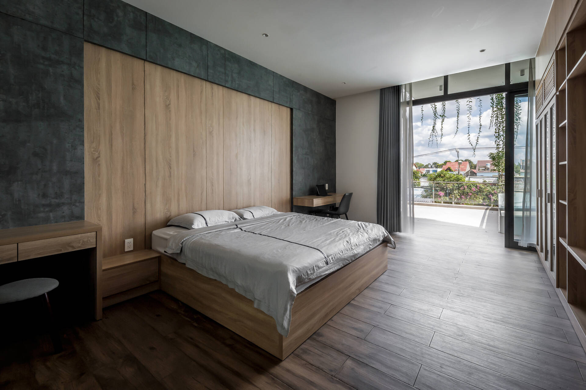 Cầu treo màu xanh độc đáo, kết nối hai không gian trong ngôi nhà ống ở Đồng Nai 24 Cầu treo màu xanh độc đáo, kết nối hai không gian trong ngôi nhà ống ở Đồng Nai 24