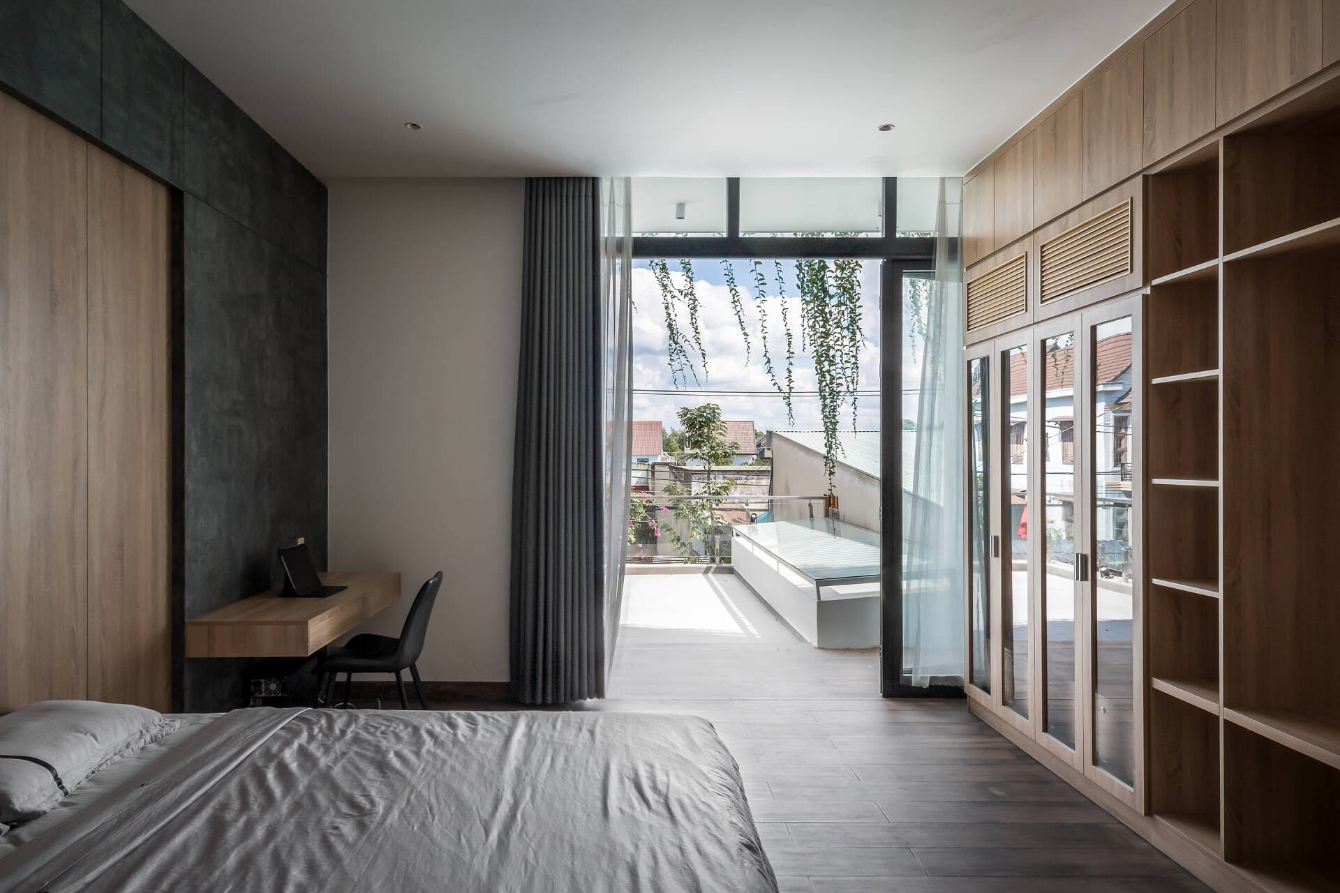 Cầu treo màu xanh độc đáo, kết nối hai không gian trong ngôi nhà ống ở Đồng Nai 23 Cầu treo màu xanh độc đáo, kết nối hai không gian trong ngôi nhà ống ở Đồng Nai 23