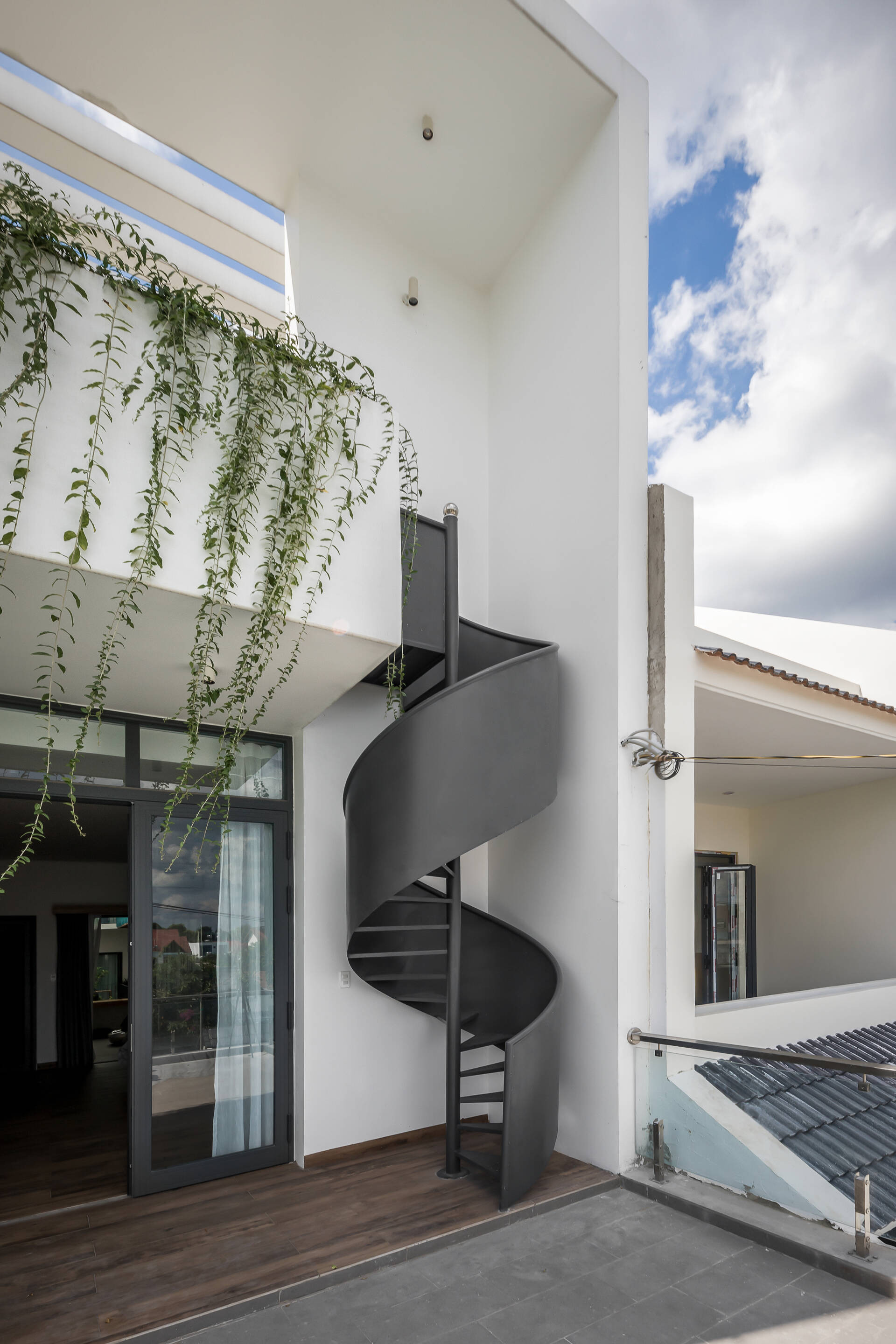 Cầu treo màu xanh độc đáo, kết nối hai không gian trong ngôi nhà ống ở Đồng Nai 26 Cầu treo màu xanh độc đáo, kết nối hai không gian trong ngôi nhà ống ở Đồng Nai 26