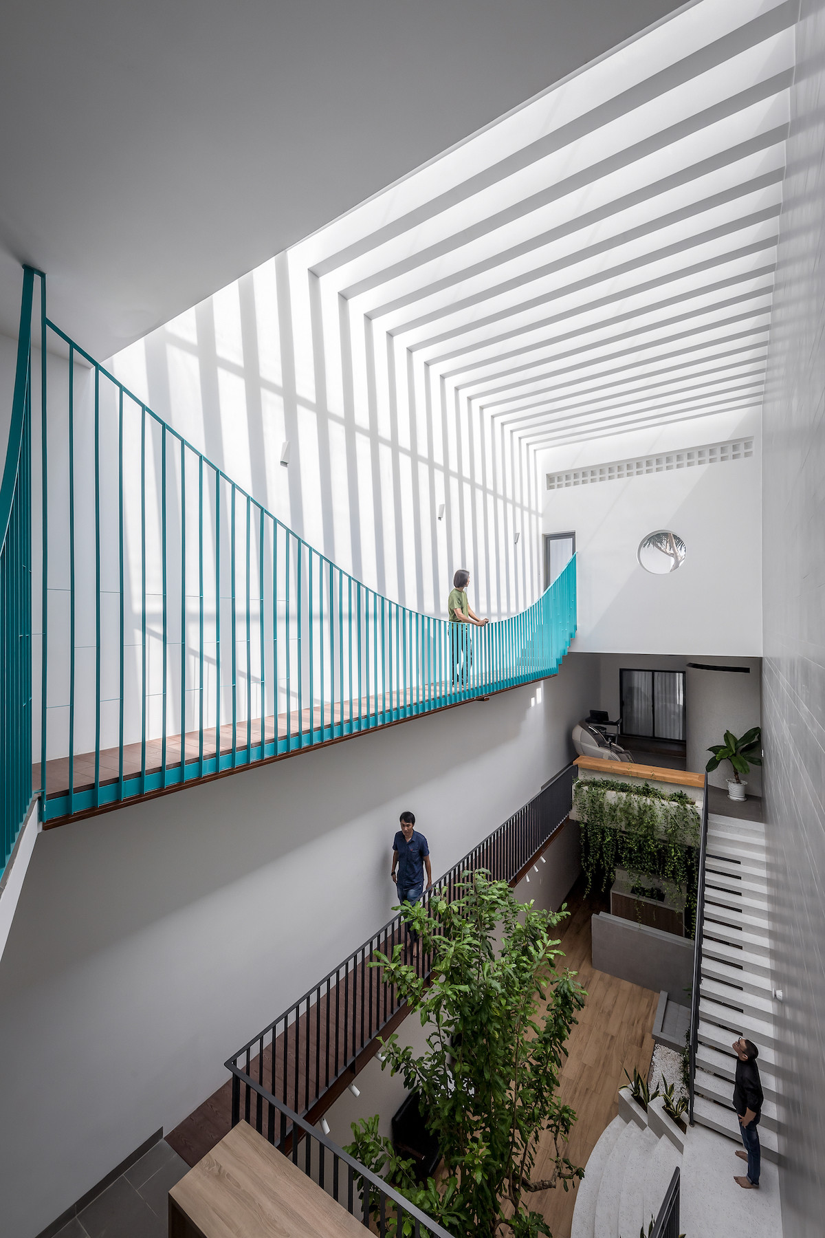 Cầu treo màu xanh độc đáo, kết nối hai không gian trong ngôi nhà ống ở Đồng Nai 22 Cầu treo màu xanh độc đáo, kết nối hai không gian trong ngôi nhà ống ở Đồng Nai 22