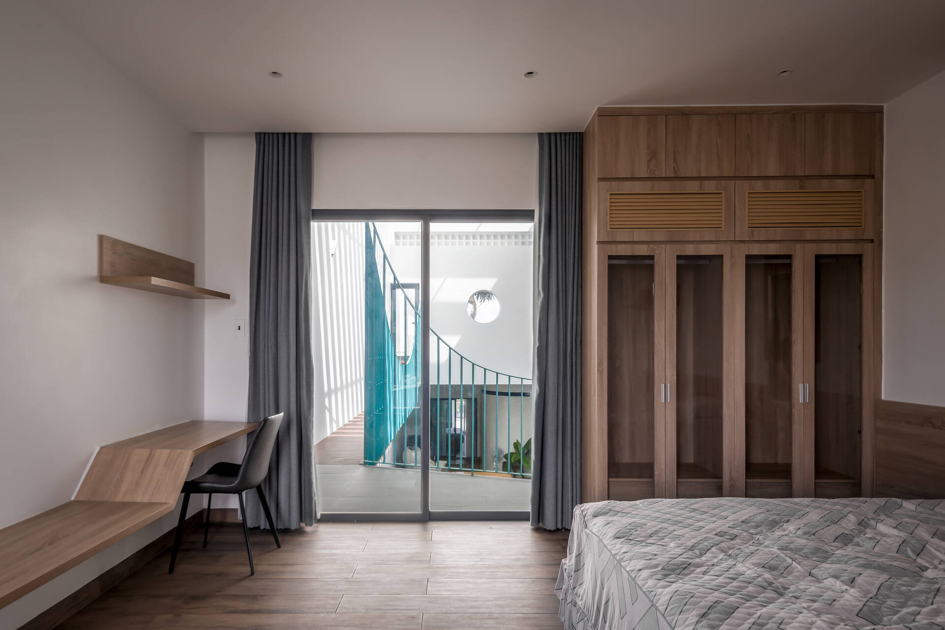 Cầu treo màu xanh độc đáo, kết nối hai không gian trong ngôi nhà ống ở Đồng Nai 25 Cầu treo màu xanh độc đáo, kết nối hai không gian trong ngôi nhà ống ở Đồng Nai 25