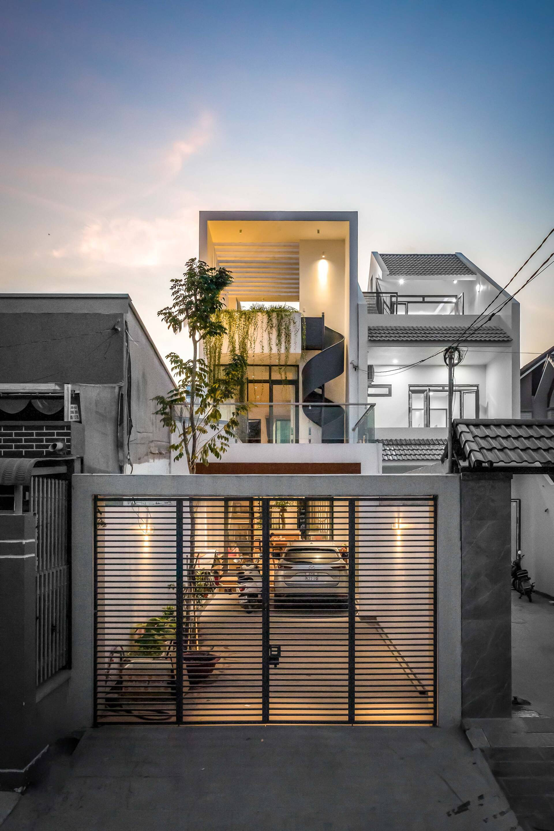 Cầu treo màu xanh độc đáo, kết nối hai không gian trong ngôi nhà ống ở Đồng Nai 1 Cầu treo màu xanh độc đáo, kết nối hai không gian trong ngôi nhà ống ở Đồng Nai 1