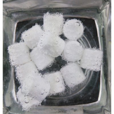 Cứu Nguy Hồ Koi Khi Mất Điện: Giải Pháp Toàn Diện & Hiệu Quả 1 Viên oxy già bổ sung oxy cho hồ cá Koi khi mất điện, đảm bảo cá có đủ oxy để hô hấp và duy trì sự sống