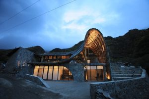 Màn "lột xác" ngoạn mục của ngôi nhà cũ nát trong núi 1