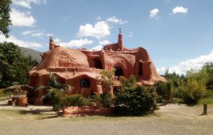 Biệt thự 2 tầng làm bằng đất sét ở Columbia hút khách du lịch 2