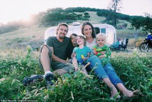 Từ bỏ cuộc sống ổn định, gia đình 5 người rong ruổi khắp nơi bằng ngôi nhà di động 3