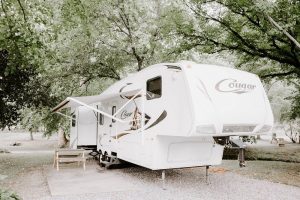 Mê mẩn nhà di động màu trắng được cải tạo từ xe thùng 10