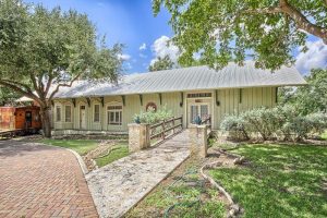 Ngôi nhà làm từ các toa tàu cũ được rao bán với giá 65 tỷ đồng 2