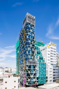 Chiêm ngưỡng khách sạn với những ô cửa kính sắc màu ở Nha Trang 11