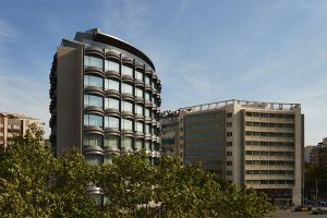 Độc đáo tòa nhà có "lớp áo" xoắn lượn như sóng biển 8