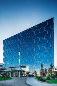 Tòa nhà hình vòng benzen nổi trội của công ty dược phẩm 14