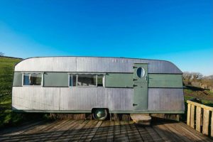 "Hô biến" chiếc xe cũ nát thành nhà nghỉ di động độc đáo 5