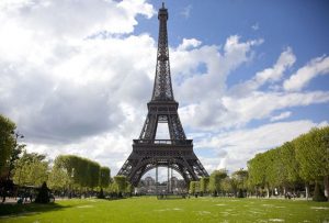 Tháp Eiffel sẽ được bao bọc bởi lớp tường thủy tinh trong suốt 2