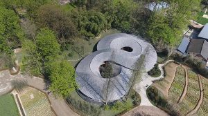 Độc đáo ngôi nhà "vô cực" tọa lạc giữa cảnh quan thiên nhiên xanh mát 4