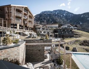 Chiêm ngưỡng khách sạn độc đáo - "sân khấu giữa núi đồi" ở Italya 1