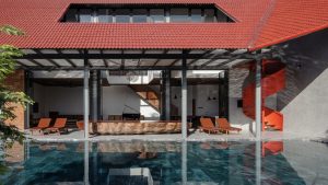 Nhà 3 tầng nổi bật với tường đá ong, mái ngói đỏ gấp nếp giữa vườn cây 3