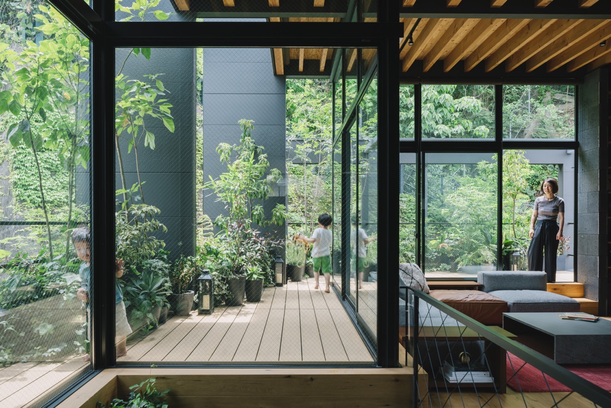 Ngôi nhà Nhật yên bình được bao quanh bởi cây xanh 1