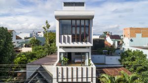 Ngôi nhà ống có giàn lam thép lọc sáng ấn tượng 18