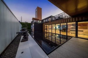 Vẻ đẹp lung linh của tòa nhà được làm từ đồ phế thải 10