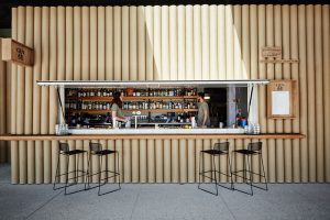 Quán giải khát dựng lên từ… ống carton 17