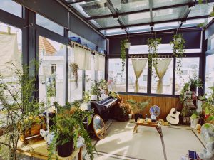 Căn phòng áp mái decor màu vàng và gỗ, ngập tràn năng lượng tươi mới 18