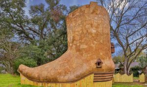 Lạ mắt với nhà gỗ cho thuê hình chiếc giày ở Mỹ 10