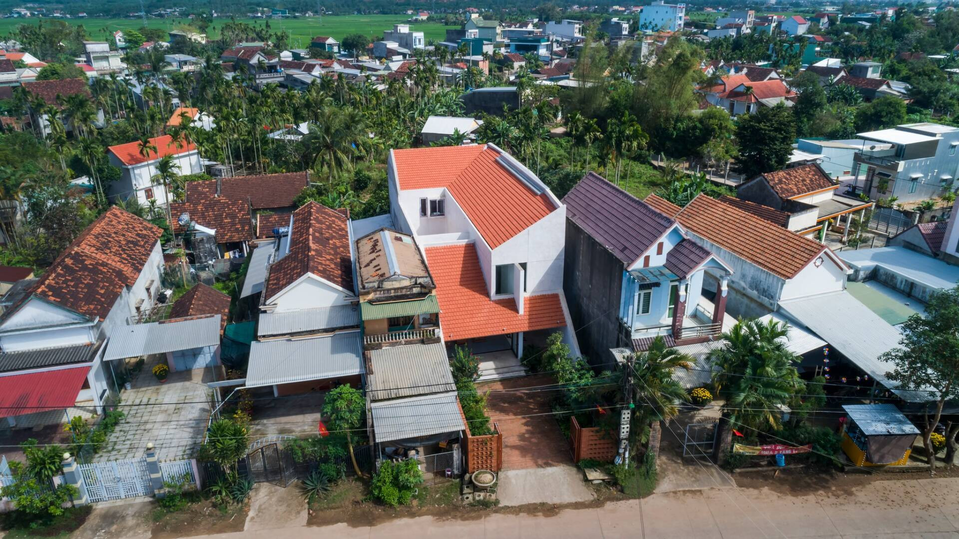 Ngôi nhà mái ngói đỏ mang nét xưa ở Quảng Ngãi, tái sử dụng nội thất cũ 1