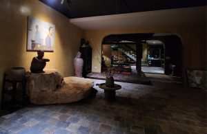 Ngôi nhà tái chế từ đồ cũ, sắp đặt đầy tính nghệ thuật trên triền đồi thơ mộng 16