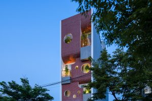 Nhà ống hướng Tây vẫn mát lịm nhờ mặt tiền hai lớp và những khoảng đệm tinh tế 11