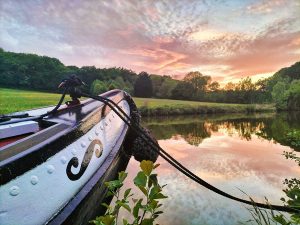 Không kham nổi tiền thuê nhà, cô gái mua thuyền sống lênh đênh trên sông 121