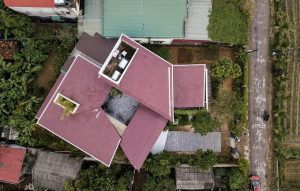 Ngôi nhà mái dốc mang hơi thở truyền thống, con trai tặng bố mẹ dưỡng già 65