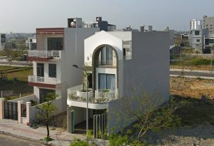 Ngôi nhà phố biển chan hòa nắng gió, đan xen yếu tố cây xanh 15