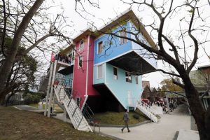 Độc đáo ngôi nhà lộn ngược, ôtô đỗ trên trần 59