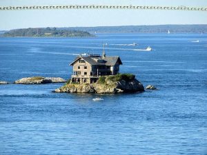 Biệt thự nằm trơ trọi giữa biển xanh 4