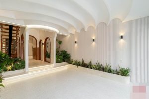 Nhà phố nghệ thuật đầy say đắm, trần như dải lụa uốn quanh 67