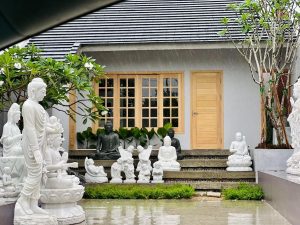 Ngôi nhà chữa lành tâm hồn, decor bằng nhiều tượng phật 1