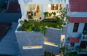 Bức tường gấp khúc che chắn nắng mưa cho ngôi nhà ở Huế 28