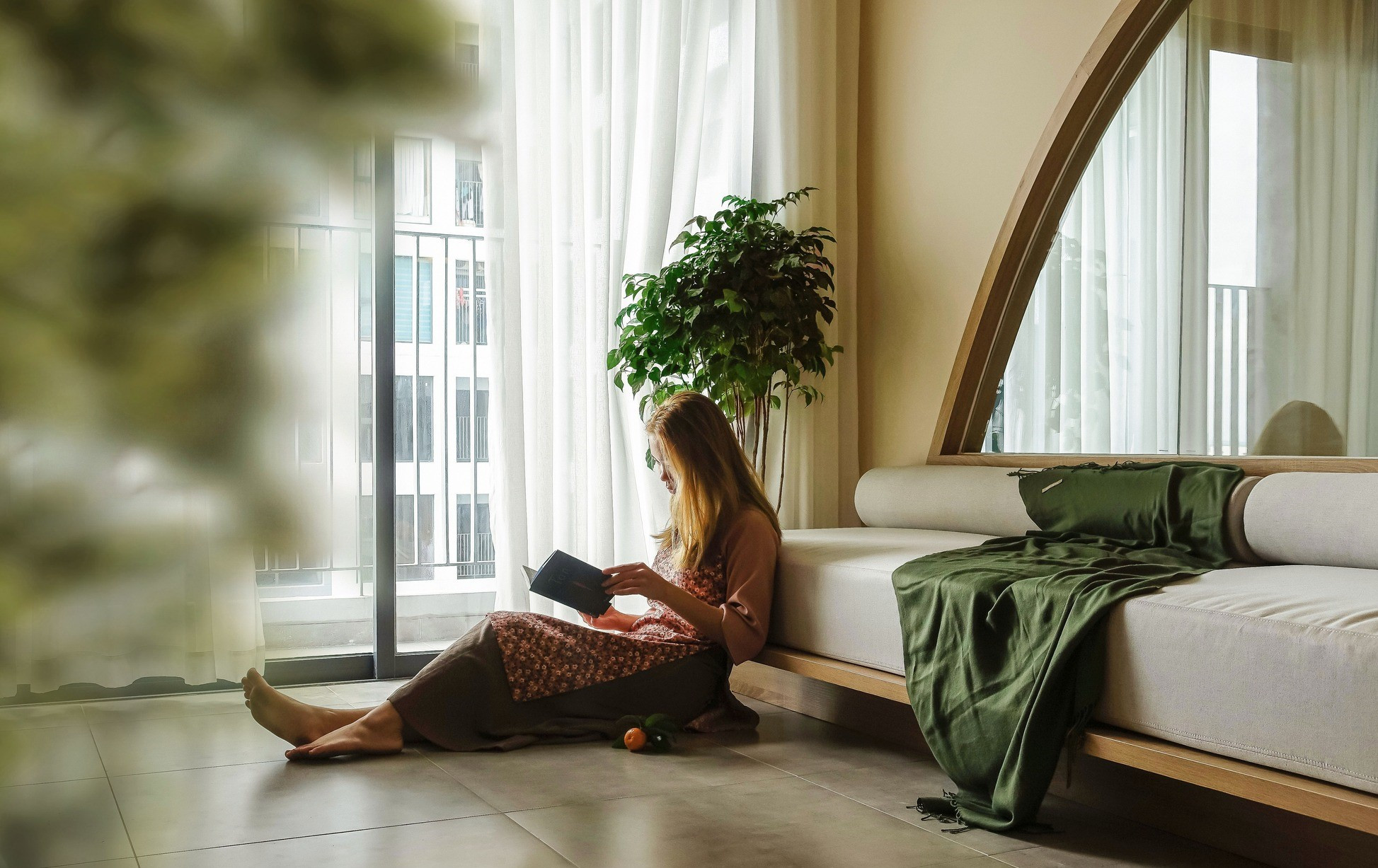 Căn hộ ở Sài Gòn được kiến trúc sư 'làm mềm' bằng chi tiết bo cong và mảng tường màu cam 1