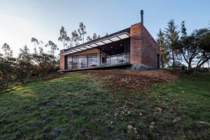 Ngôi nhà xây bằng gạch mộc ấm áp trên đỉnh đồi 21