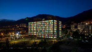 Tòa nhà văn phòng nổi bật rực rỡ sắc màu tại Iran 4