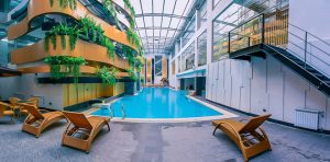 Bể bơi độc đáo giữa tòa nhà như một ốc đảo nhỏ 50