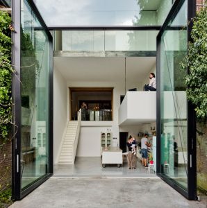 Lạ mắt: Khung cửa kính "khổng lồ" phía sau ngôi nhà phố sau cải tạo 2