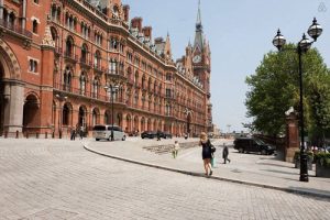 Ngôi nhà sang trọng được ẩn trong tháp đồng hồ cổ 100 năm 25